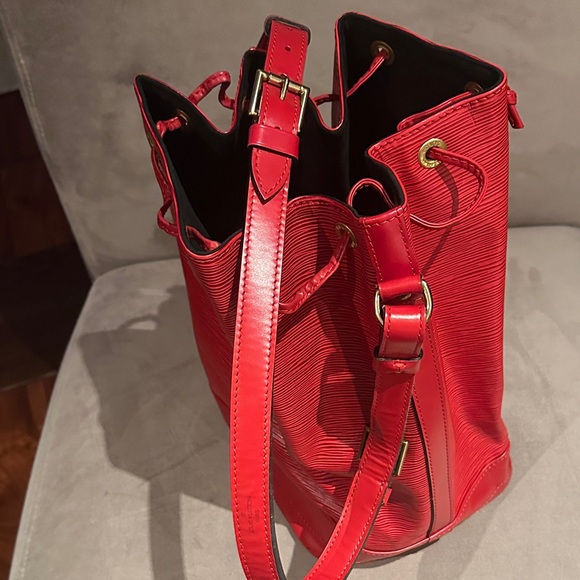 Louis Vuitton Red Bucket Epi genuine vintage Shoulder Bag - Picture 5 of 7
